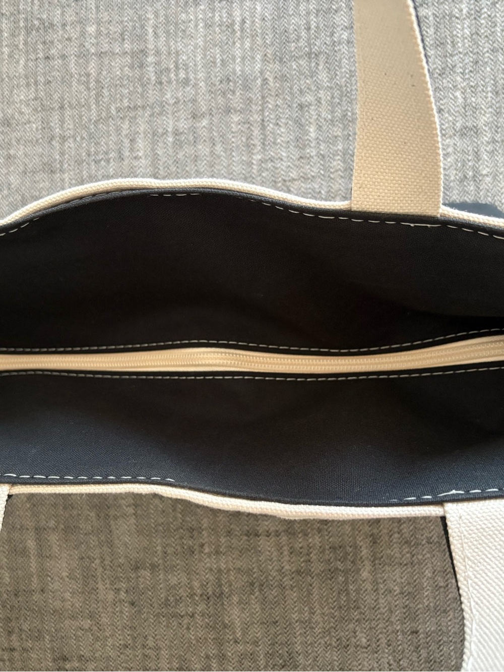 LL Bean Size Medium Zip Top Boat and Tote with Regular Handles - Picture 6 of 10